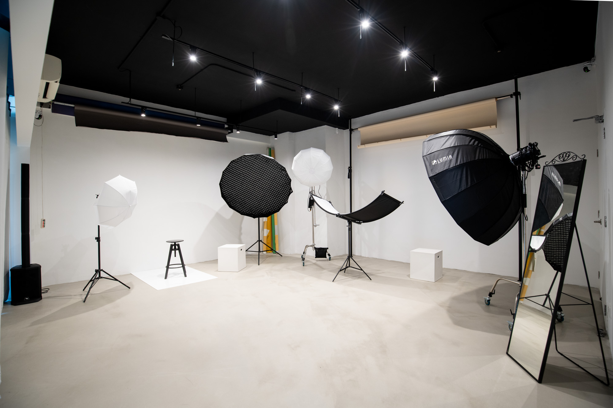 Photography studio full lighting setup
